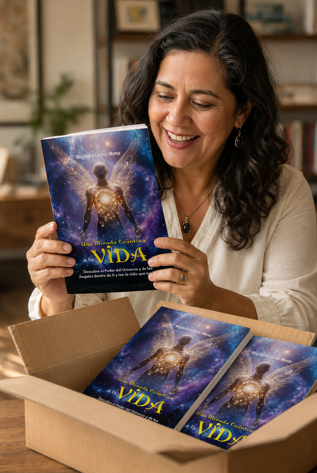 Autora sosteniendo su libro publicado por Editorial Solar